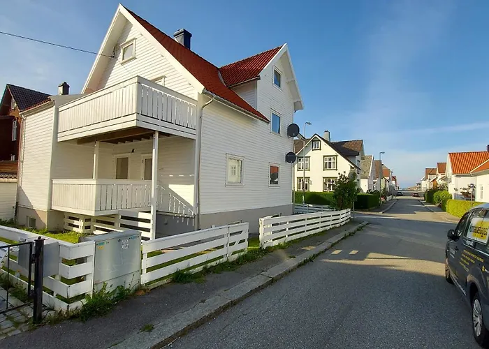 Central Modern Lyse Fjord Apartment